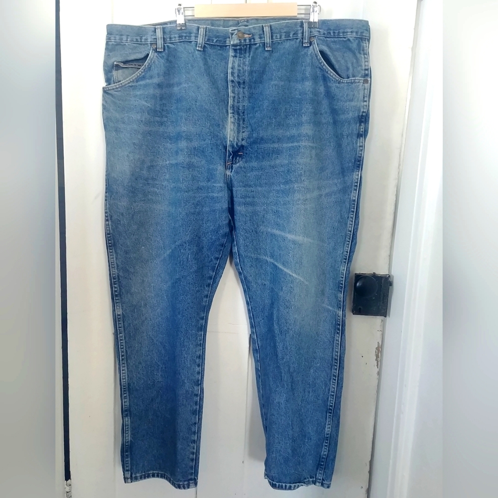 Wrangler Men's Straight Leg Medium Wash Blue Denim Jeans Size 50x30